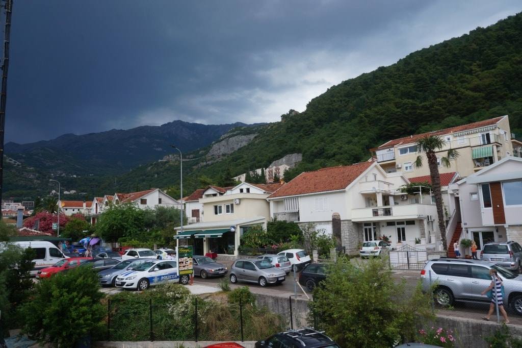дождь в Черногории темные небеса