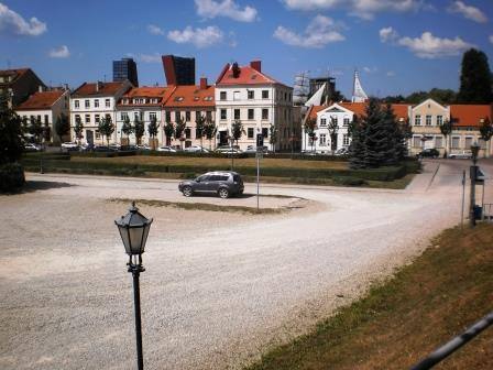 Живая изгородь в центре снимка обозначает место, где ранее находилось одно из утерянных зданий Клайпеды
