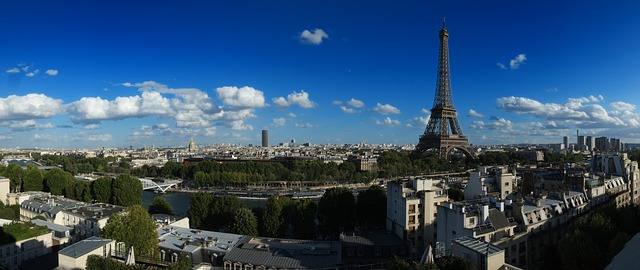 Эйфелева Башня на панораме Париже