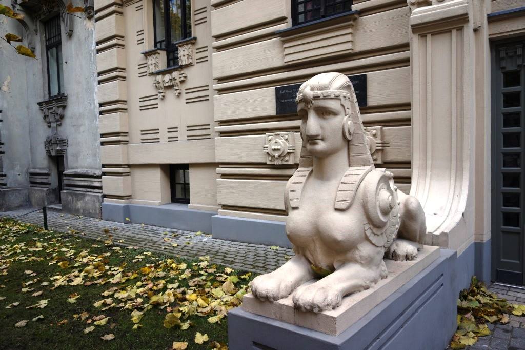 скульптура у здания