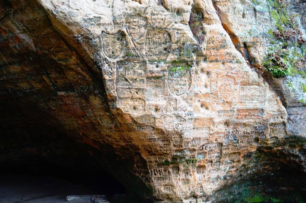 пещера Гутманя и древние надписи