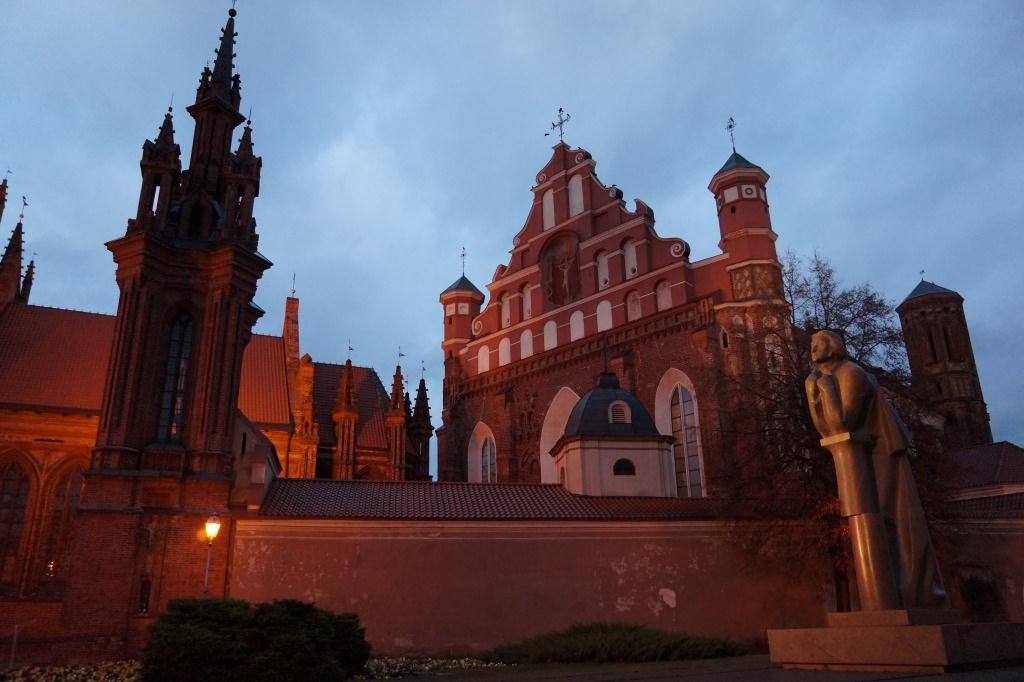 Вильнюс ночью красивый костел