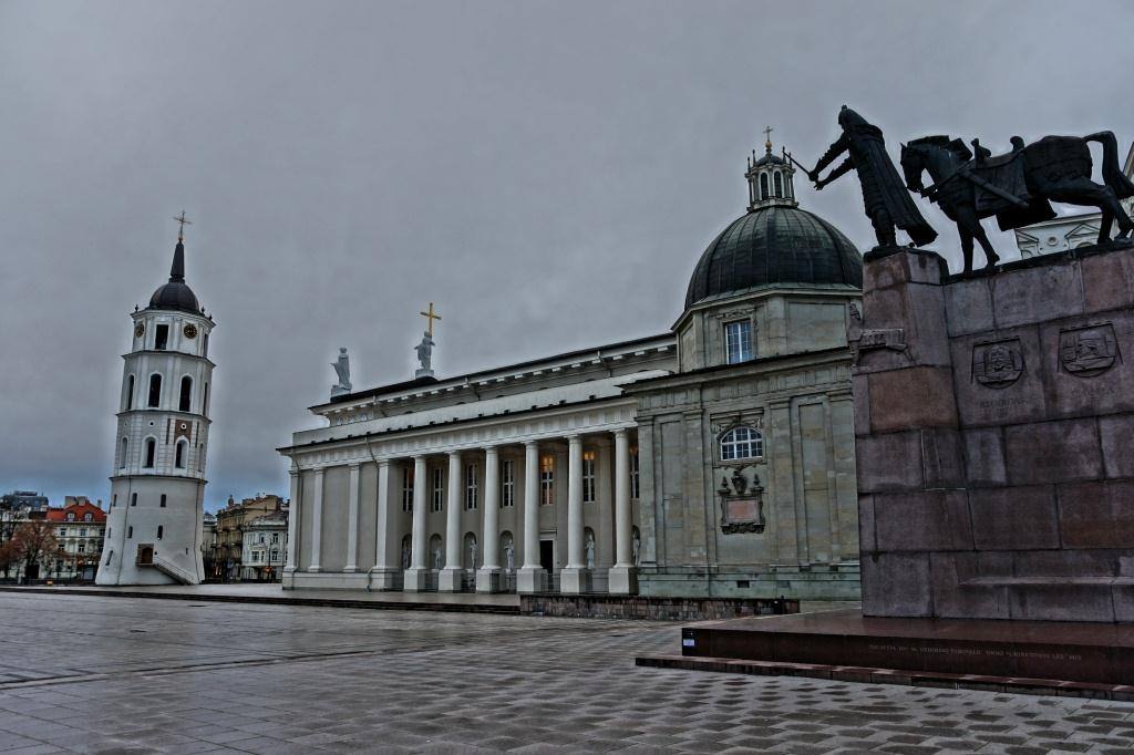 кафедральный собор Вильнюса и памятник