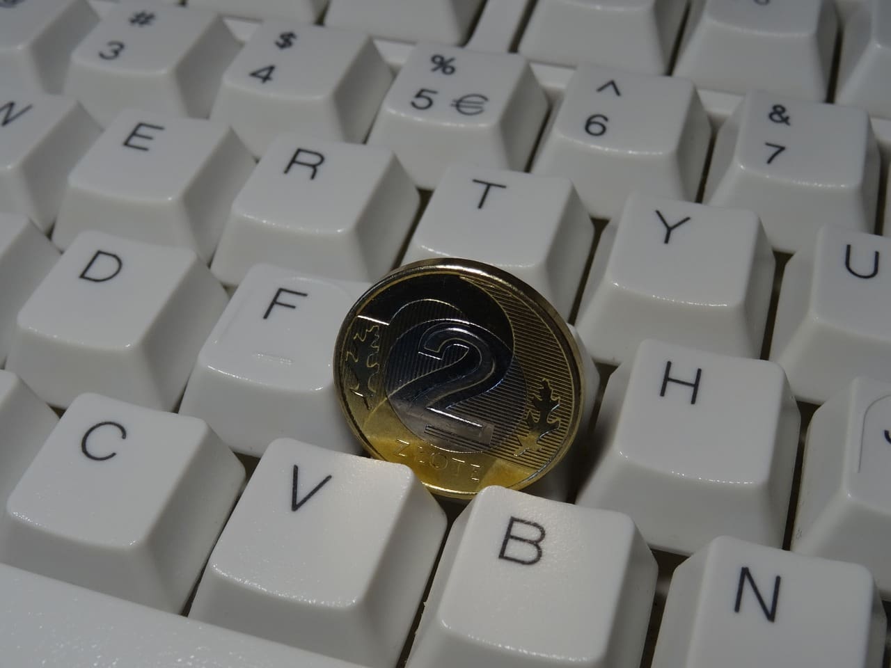 монета на клавиатуре