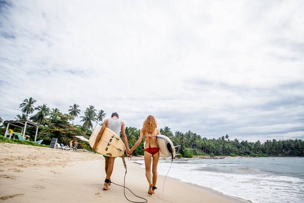 серфингисты на пляже Шри Ланки