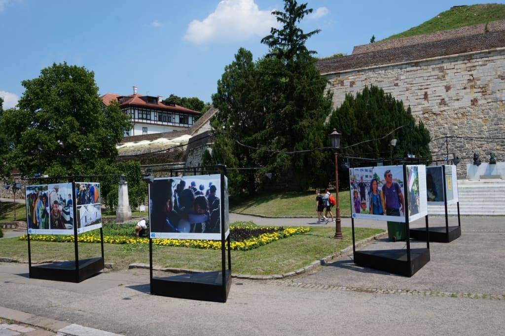 Vystavka o bezencach v parke Kalemegdan Serbija