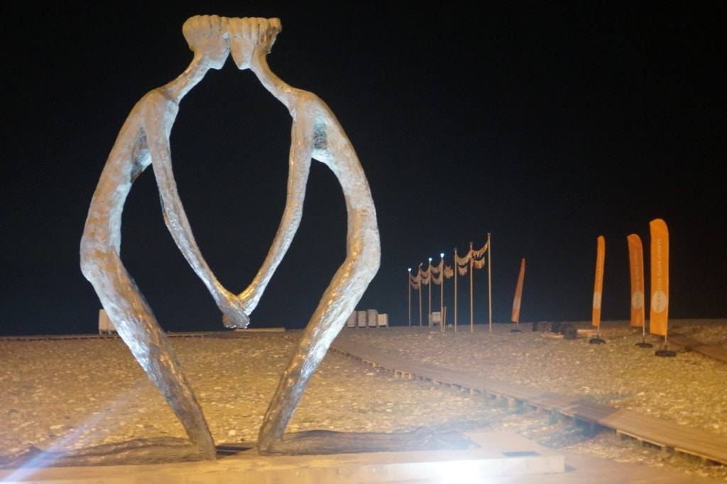 скульптура на пляже в Батуми