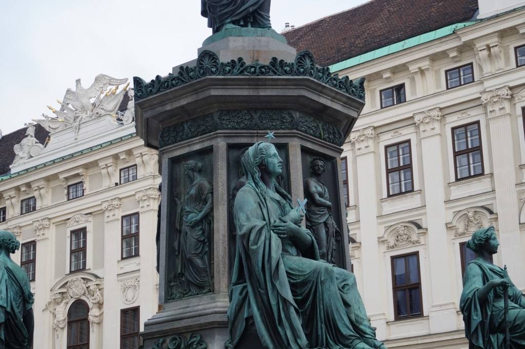 hofburg-statuja