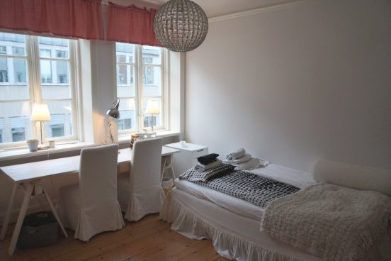Комната с белым потолком. Наше жилье в Мальмё.