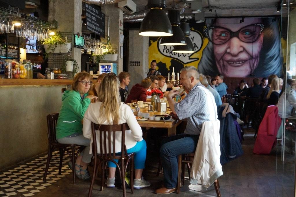Щедрые евреи и кафе с попугаями. Где позавтракать в Варшаве за 1,6 евро?