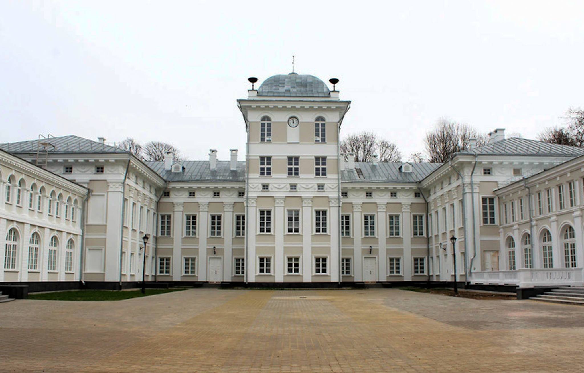 chem-zanjatsya-turistu-v-mogileve-dvorec