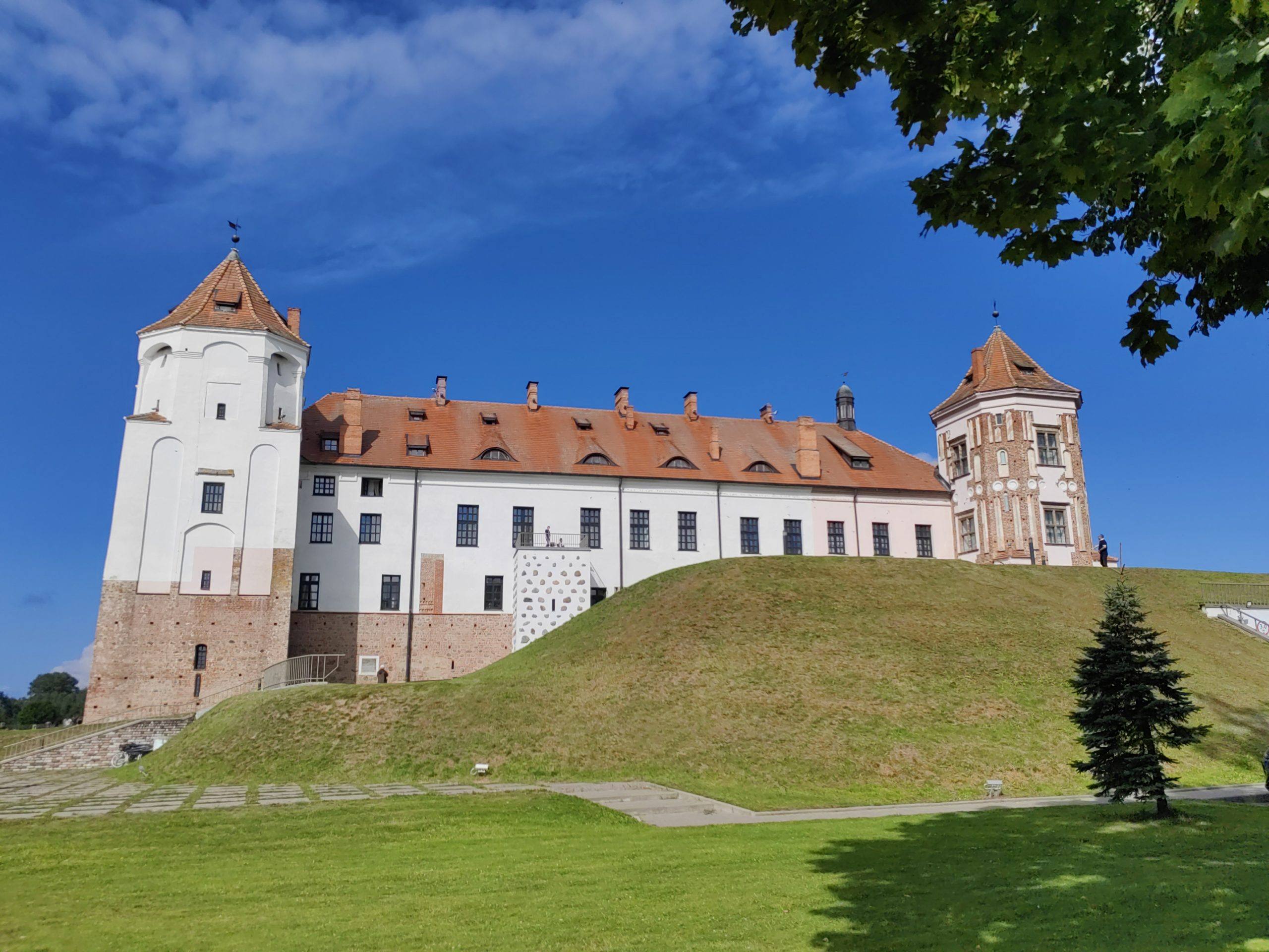zamok-v-poselke-mir
