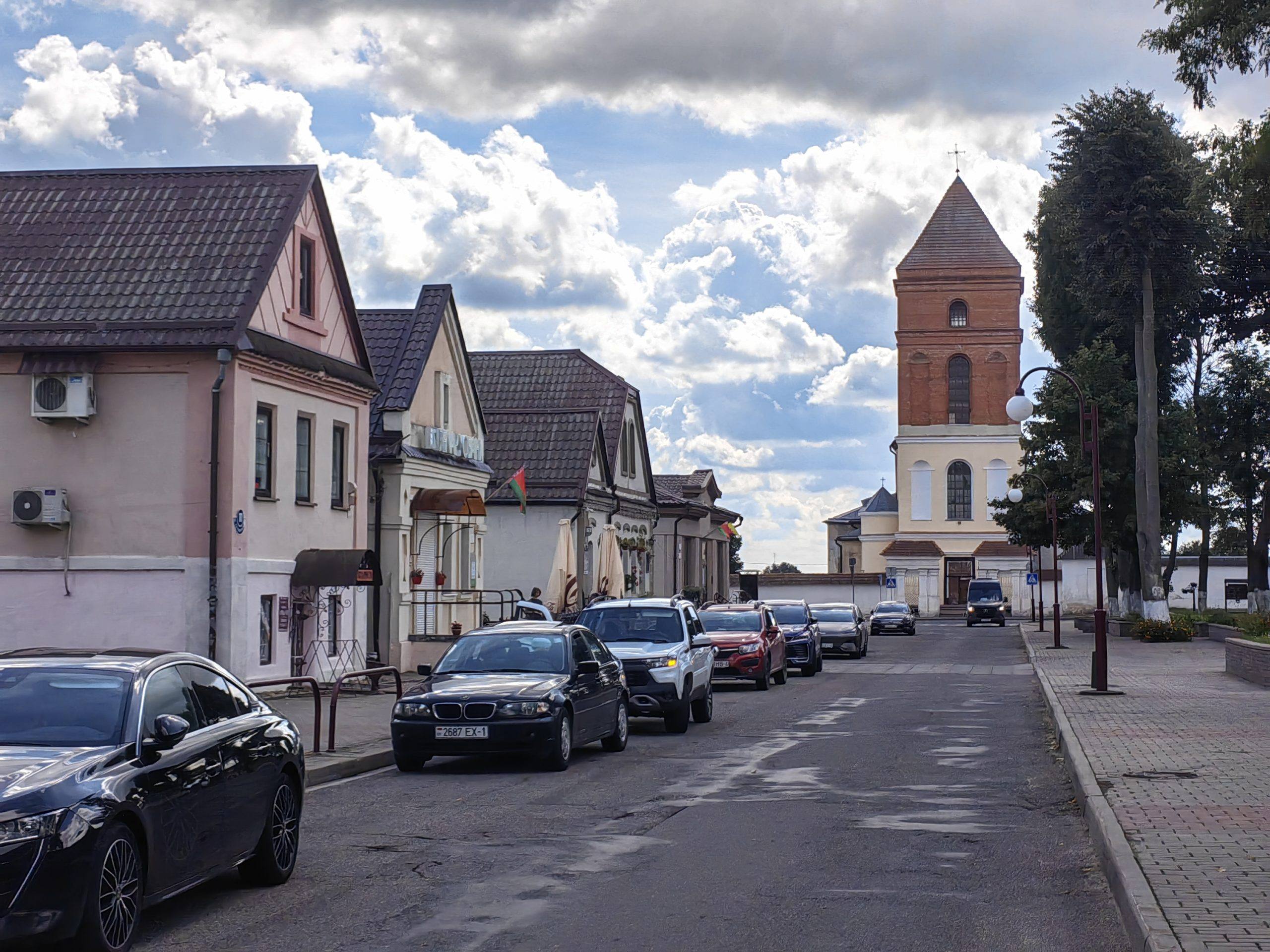 ploshad-v-centre-poselka-mir