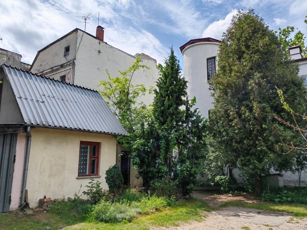 dvorik-v-breste-vesna