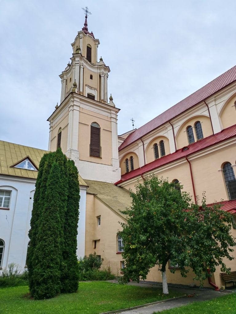 dvor-kostela-v-grodno