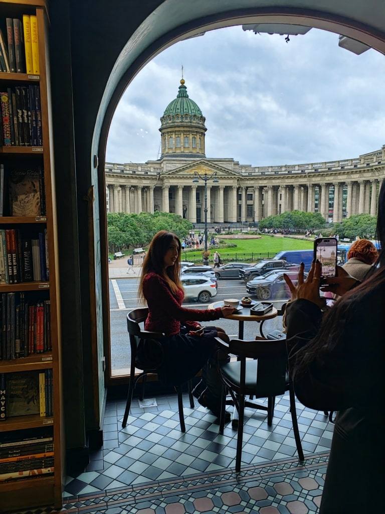 kazanskiy-sobor-kafe-naprotiv