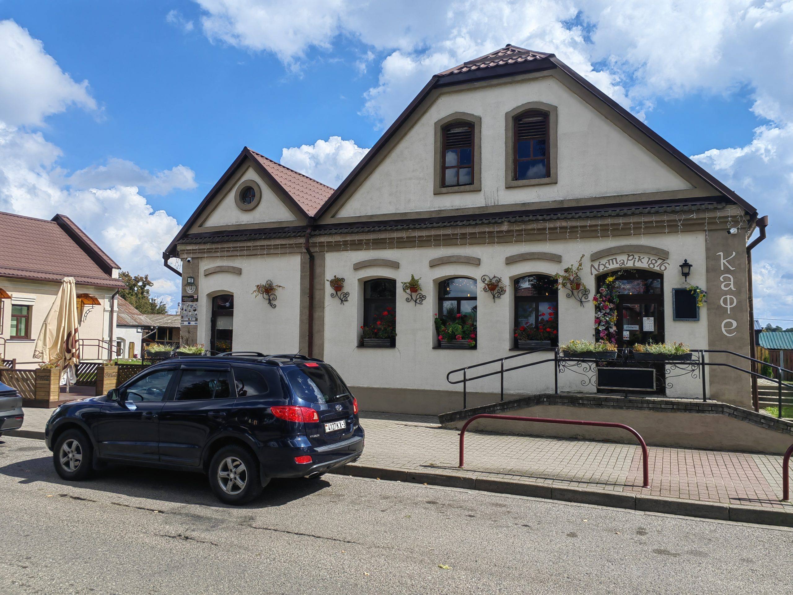 doma-na-centralnoj-ploshadi-mira