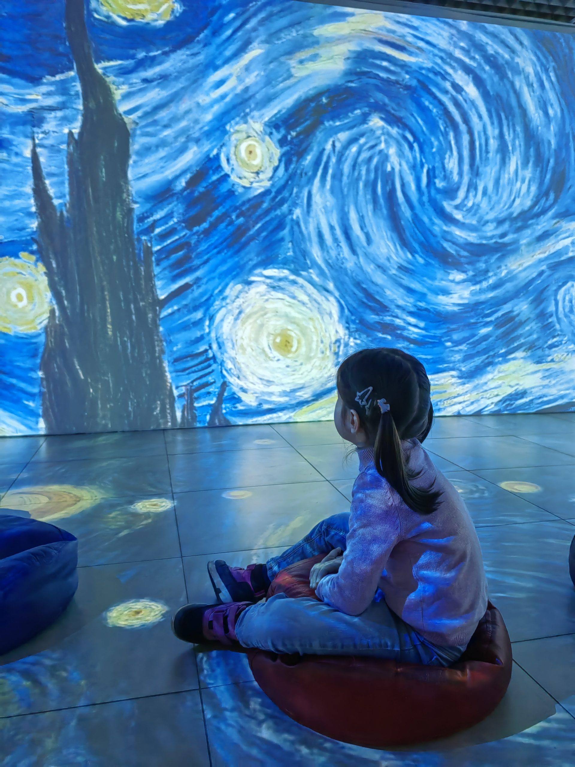 Alisa-smotrit-na-kartinu-van-goga