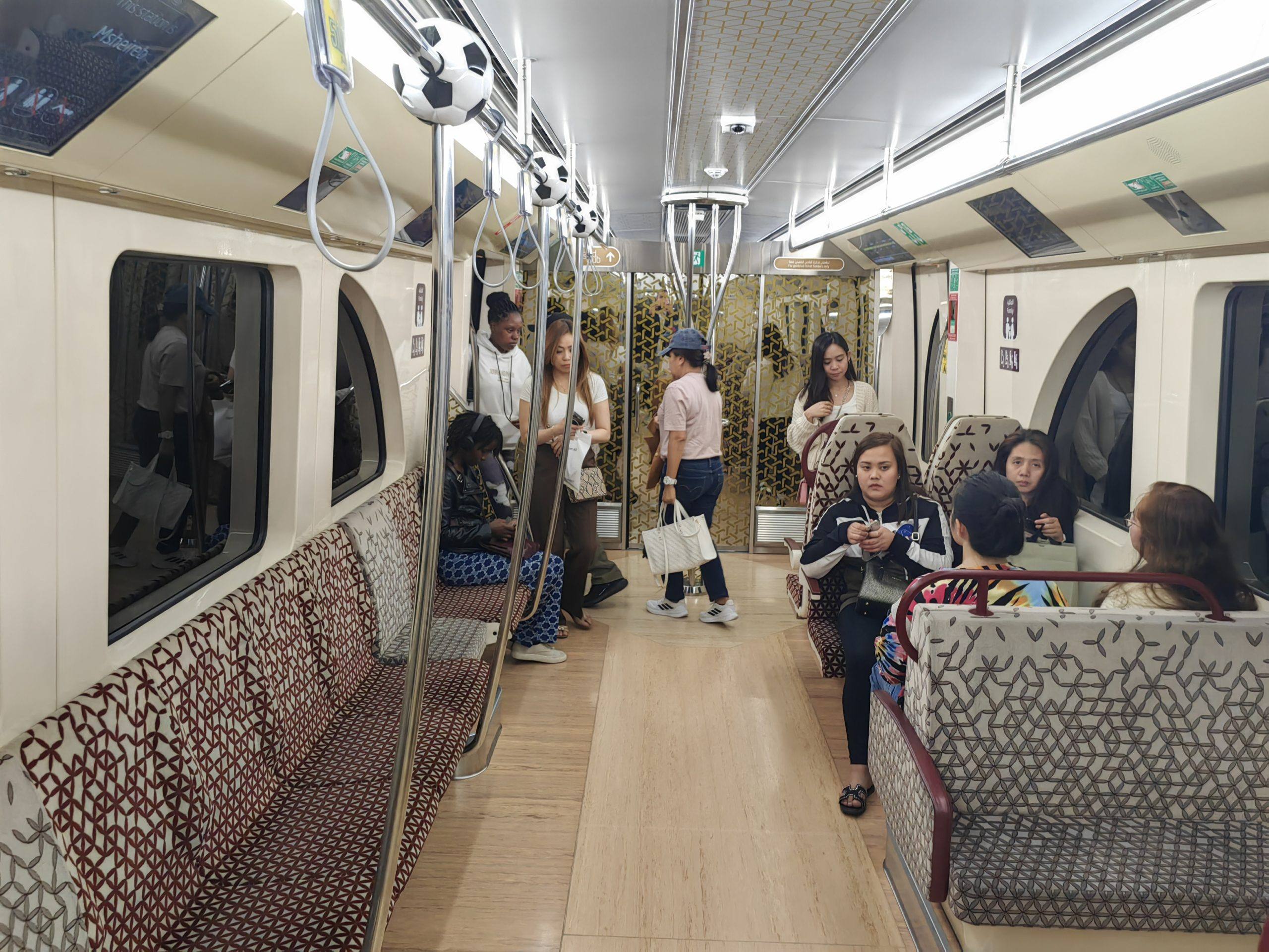 semejnyj-vagon-v-metro-katar