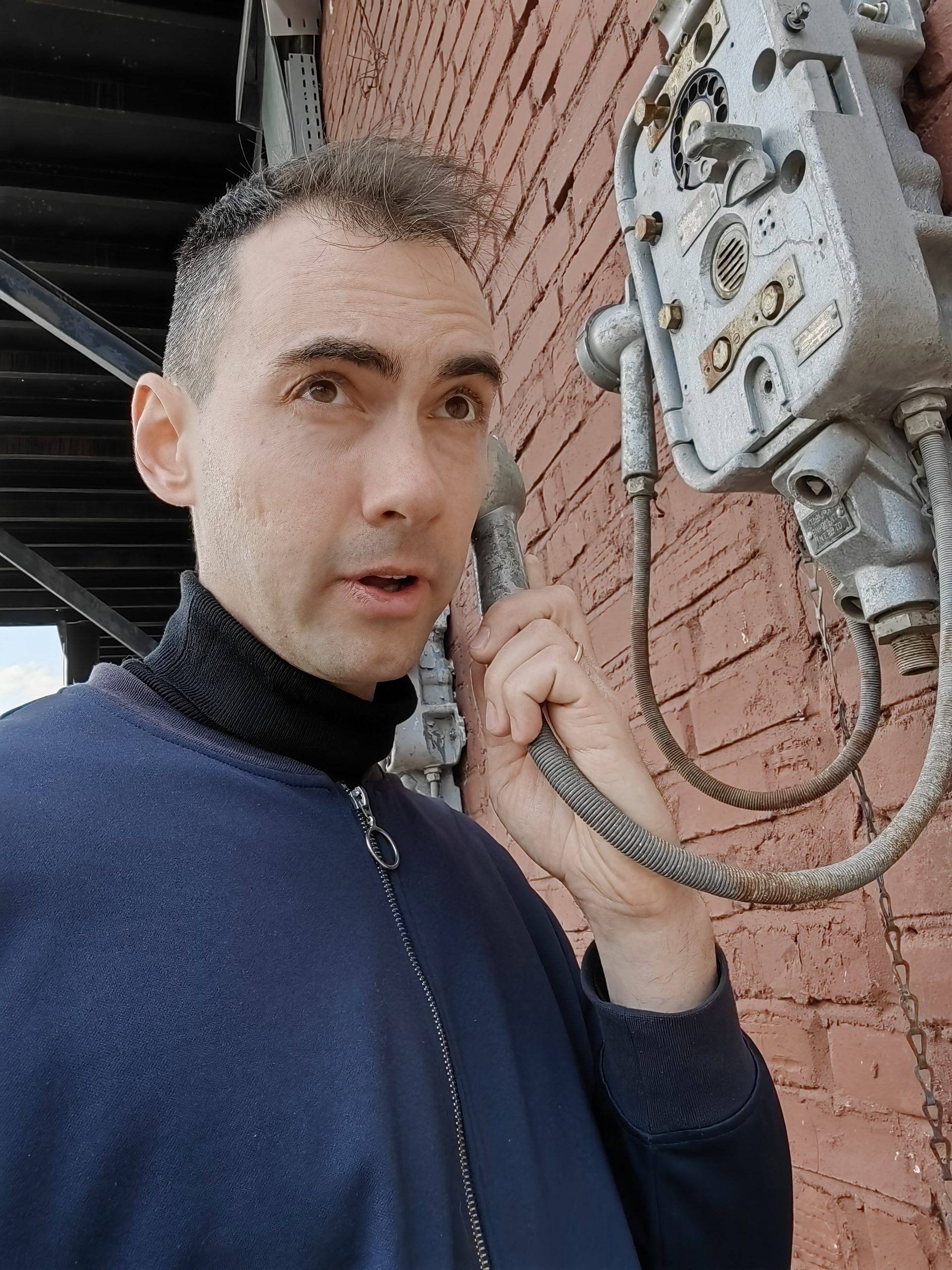 anton-s-telefonom