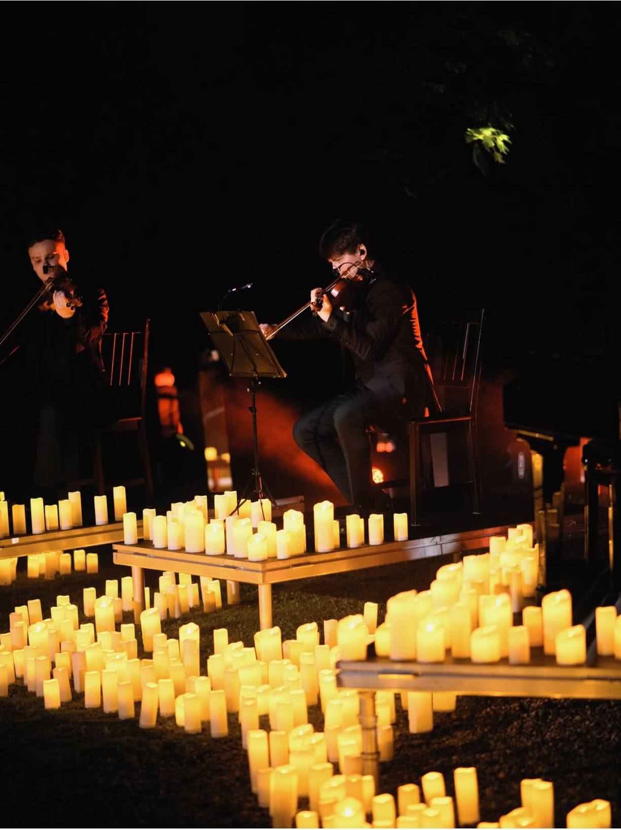 koncert-pri-svechah-v-lesu