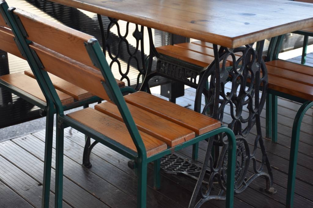 stoliki-v-kafe-doroga-zamkov