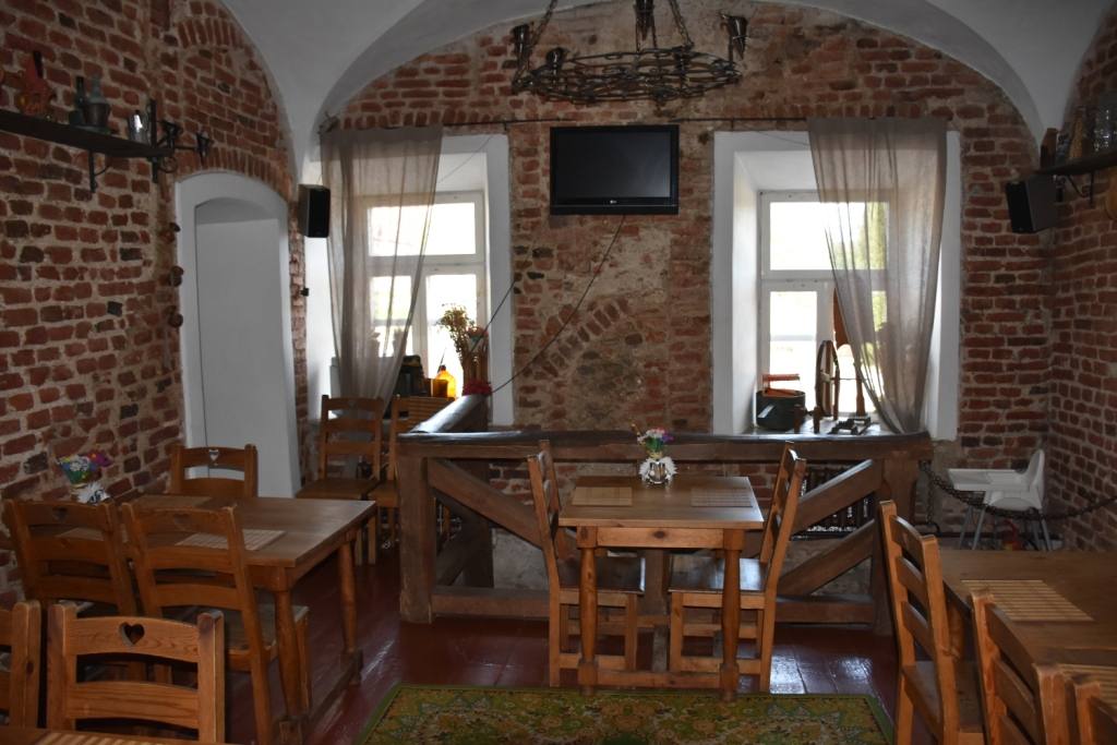 kafe-doroga-zamkov-v-poselke-mir